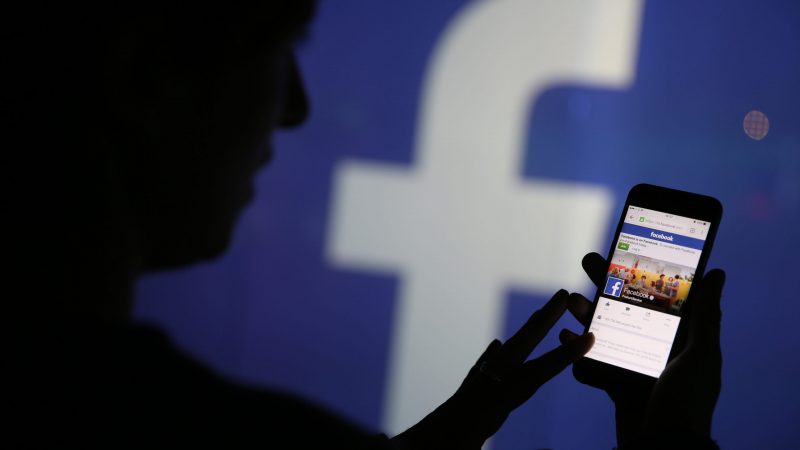 Facebook, Instagram e WhatsApp tutti giù per terra: è il down dell’anno