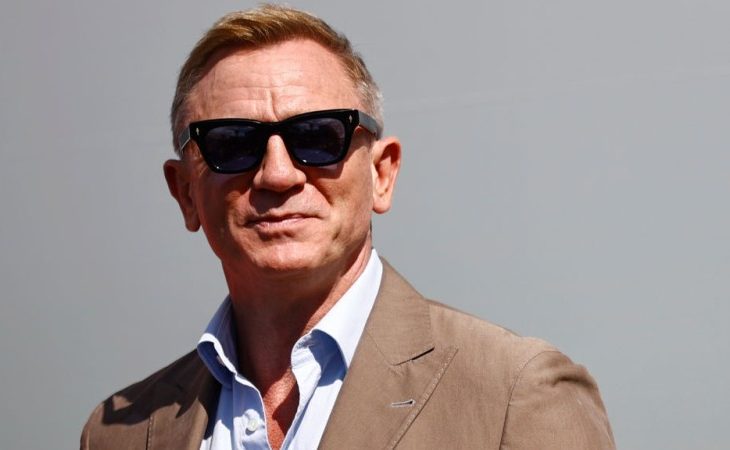 La star di James Bond dice che preferisce i bar gay ai locali etero