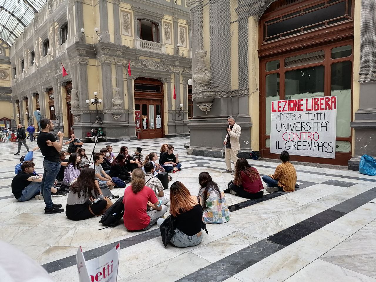 Napoli, lezioni universitarie all’aperto: la letteratura sconfigge il Green Pass