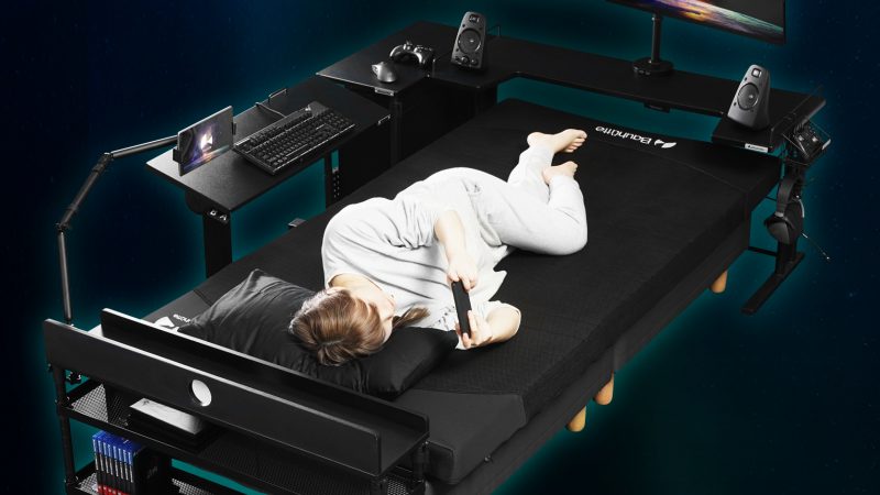 Questo “materasso da gaming” assicura: mai più sedie (né sonno, mi sa)