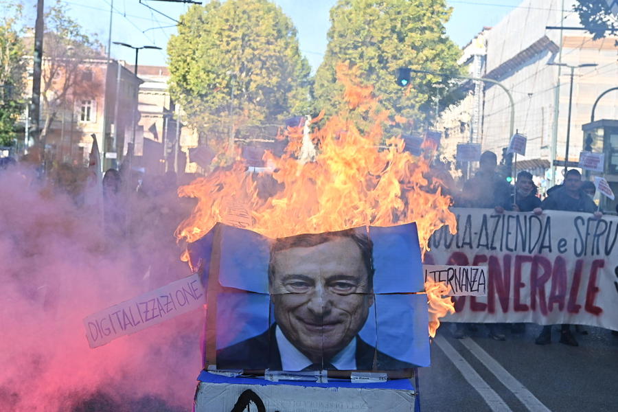 Torino: studenti bruciano gigantografia di Draghi