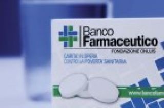 Una farmacia distribuisce una caramella a forma di “Pillola Blu” per premiare le persone che si fanno vaccinare
