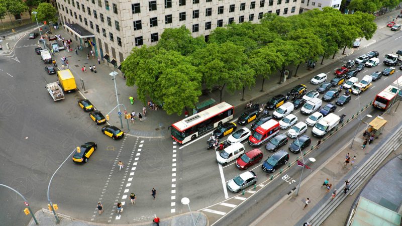 A Barcellona scambiano la loro vecchia auto con 3 anni di mezzi pubblici