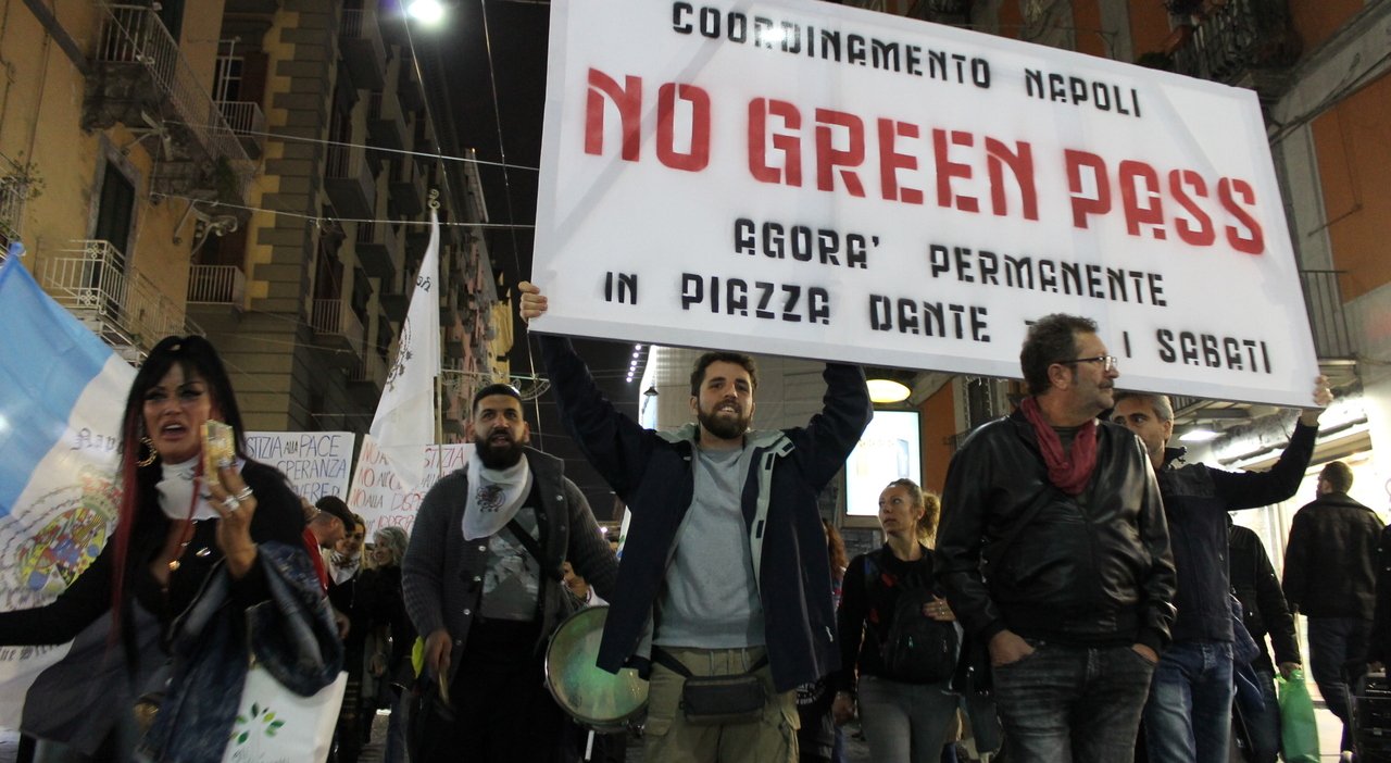 A Napoli neanche la pioggia ferma gli attivisti No! Green Pass
