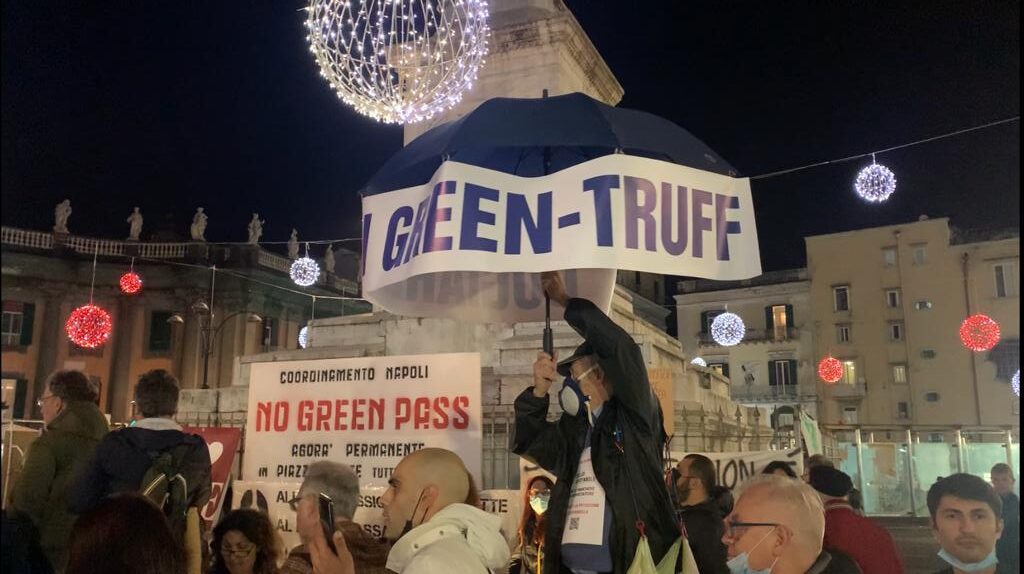 Napoli, Fulvio Grimaldi alla manifestazione No Green Pass: “Ci stanno portando alla Glebalizzazione”