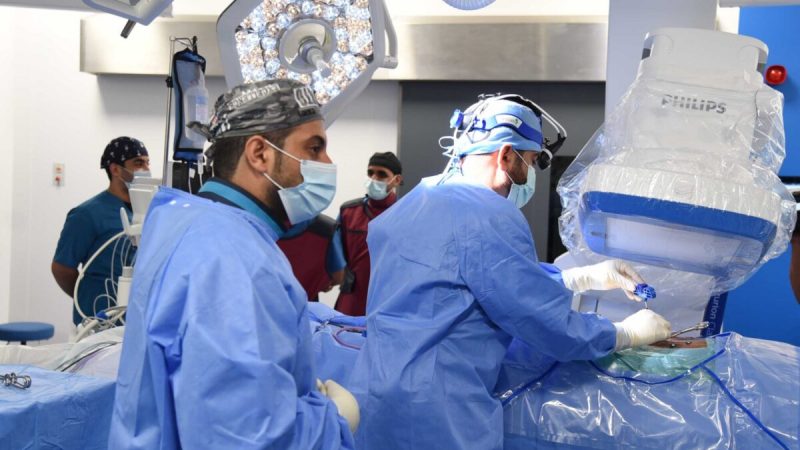 Equipe in Oman usa l’AR per gli interventi alla colonna vertebrale