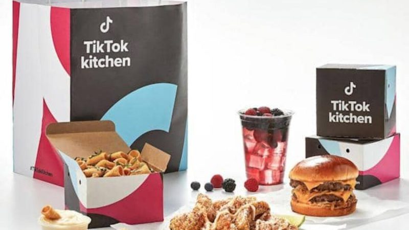 TikTok kitchen, l’app cinese lancia i suoi ristoranti: inizia l’era del cibo virale