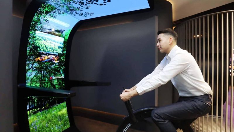Virtual Ride, ciclisti (e spettatori) di casa avvolti dal grande OLED curvo