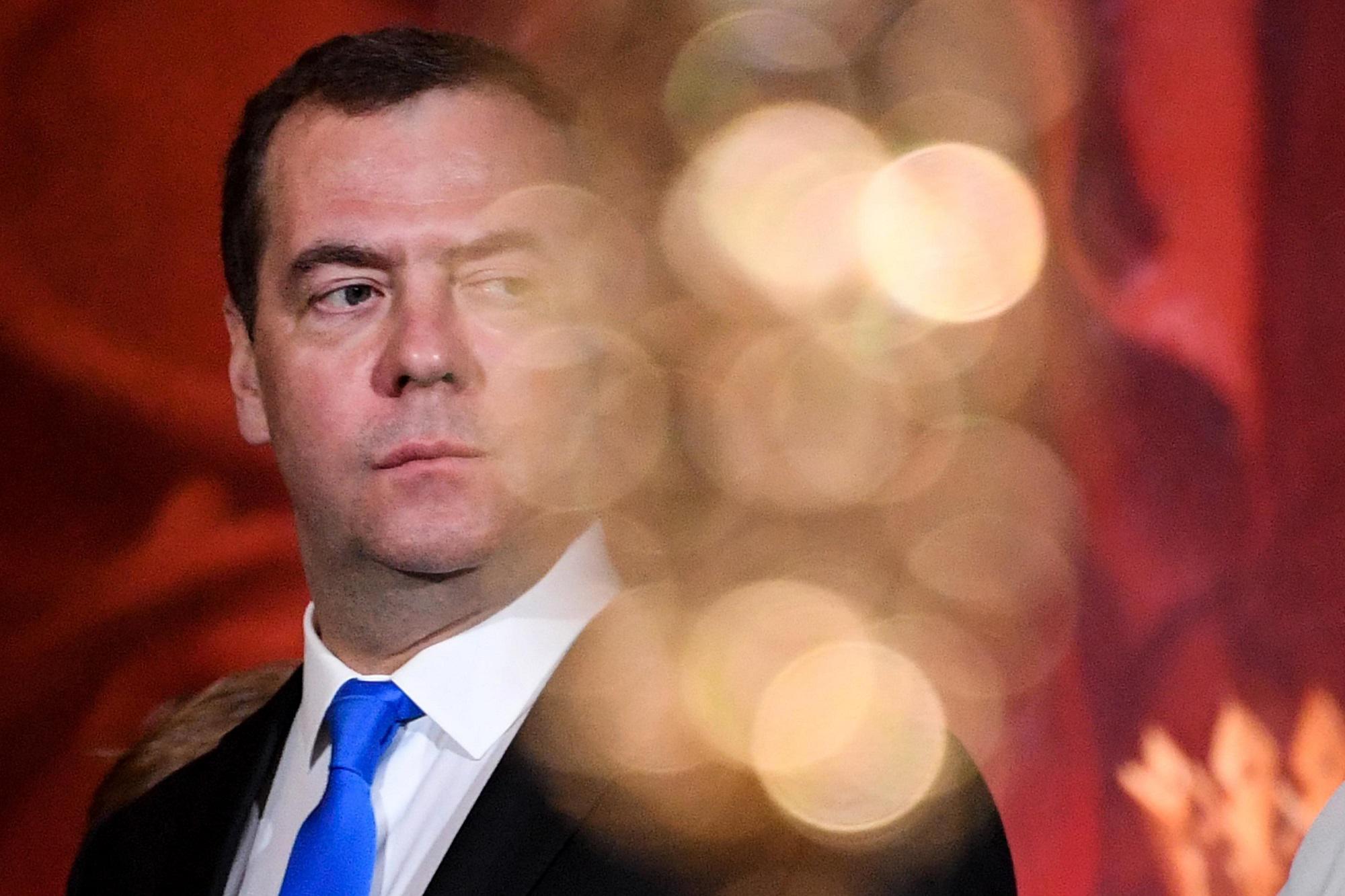 Il russo Medvedev: il nuovo premier giapponese tradisce le vittime di Hiroshima