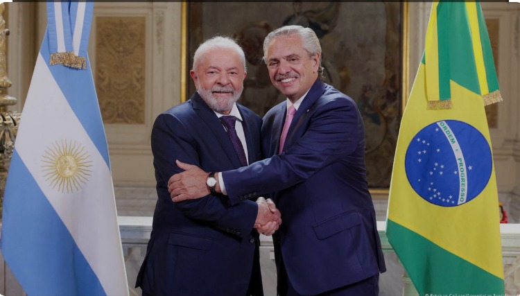 Lula propone una moneta comune tra Brasile e Argentina: appena arrivato tenta di spaccare i BRICS?