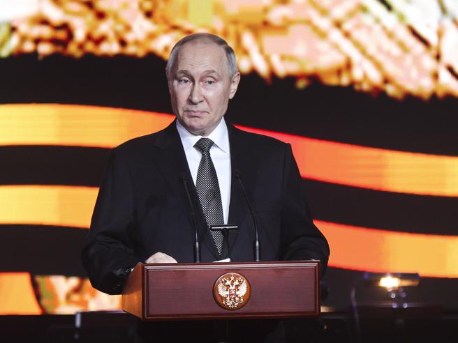 Putin: la Russia risponderà alle minacce occidentali non solo con veicoli blindati