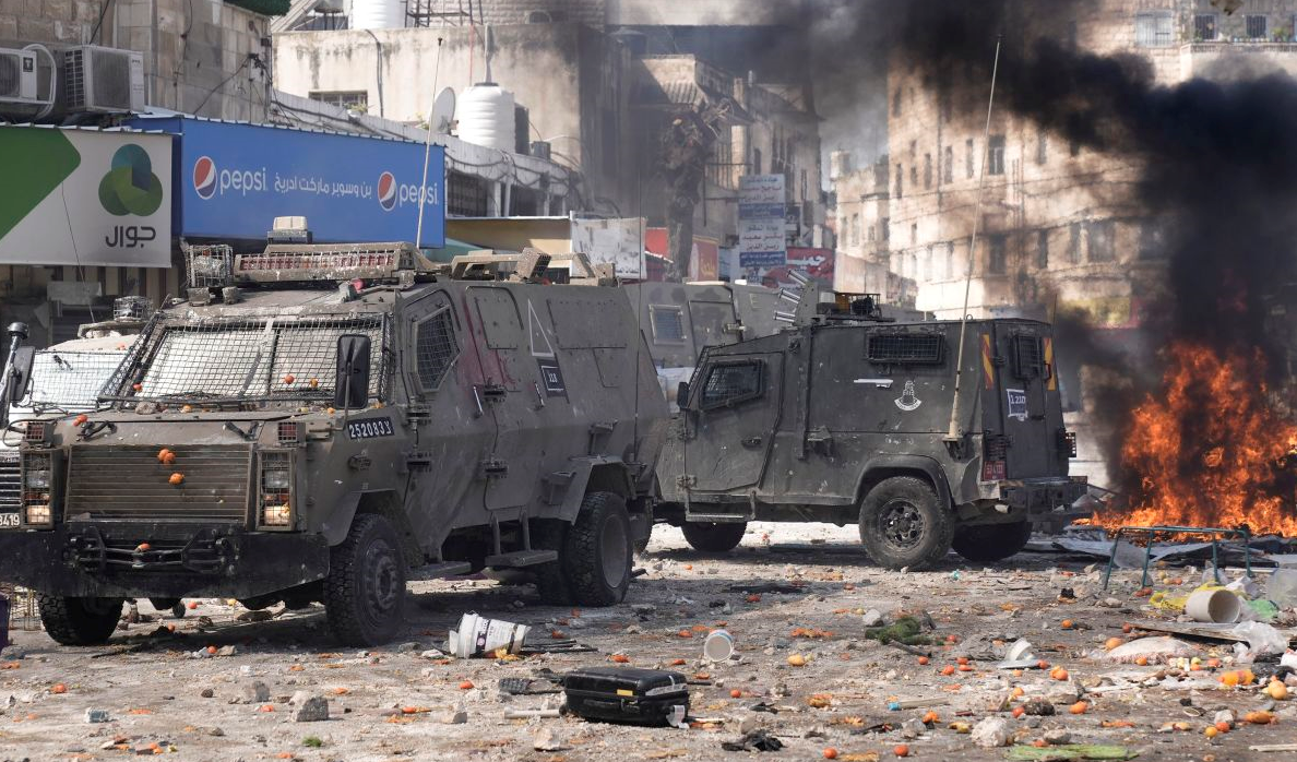 Coloni e IOF fanno irruzione a Nablus, la Resistenza palestinese ferisce 3