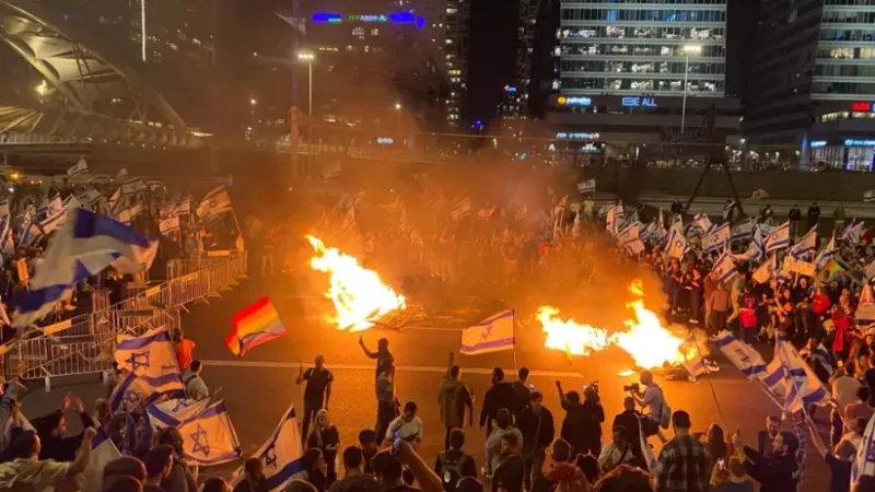In Israele braccio di ferro contro il governo. Licenziato ministro, sciopero e manifestazioni