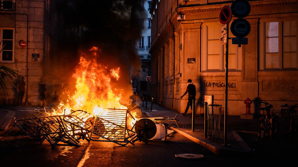 La Francia sta affrontando una nuova generazione di rivolte