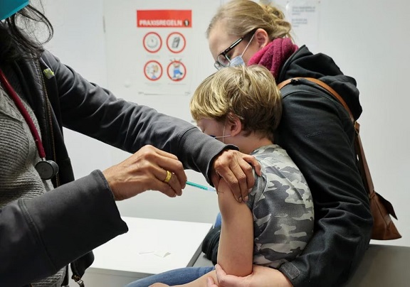 Reuters: "L'UE ottiene accordi per i vaccini con Pfizer e altri per una futura pandemia"