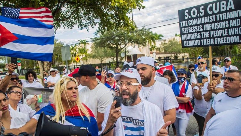 Un candidato sindaco di Miami: «Il Papa è un rotolo di carta igienica»